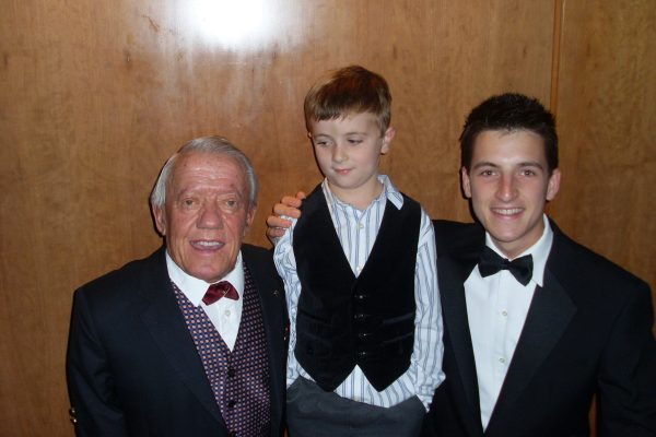 AT 028 Fun - Kenny Baker 'Star Wars R2D2' with Richard's sons James & Charles, London, 2008